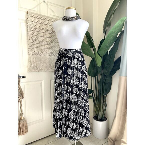 LuLaRoe Deanne Pleated Wrap Skirt Size 16/18 Black &White Floral NEW Lightweight - Picture 1 of 11
